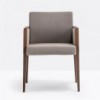 Sillón Jil 525 de Pedrali. Sillones de diseño. Sillones tapizados y patas madera.