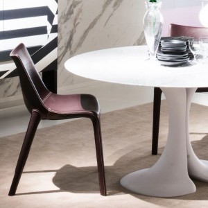 Silla Lou eat de Driade. Silla tapizada en cuero ideal para hogares, de comedor.
