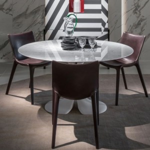 Silla Lou eat de Driade. Silla tapizada en cuero ideal para hogares, de comedor.