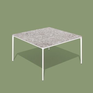 Mesa de exterior slim cuadrada de Sovet. Mesa outdoor con sobre de cerámica.