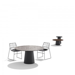 Mesa de exterior totem  de Sovet con tapa de cerámica. Mesas modernas.