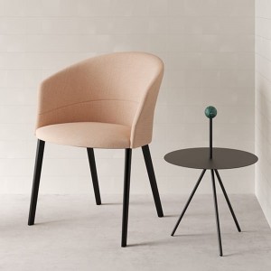 Sillón tapizado Copa patas madera de Viccarbe. Mobiliario de diseño moderno.