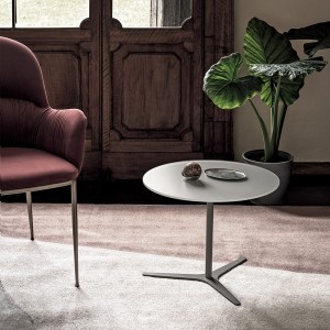 Mesa auxiliar Elica de Bontempi. Complementos de hogar de diseño italiano.