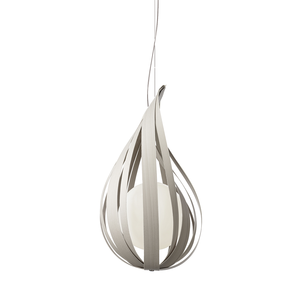 Lámpara suspensión Raindrop de Luzifer. Hermosa lámpara en forma de gota de lluvia, realizada con tiras de chapa de madera.