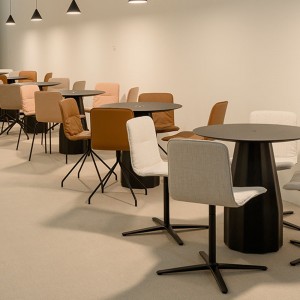Silla Klip de Viccarbe. Mobilario de diseño moderno para contract. Tapizado