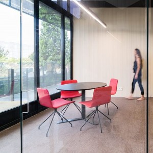 Silla Klip de Viccarbe. Mobilario de diseño moderno para contract. Tapizado