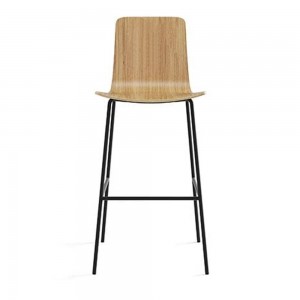 Taburete Fijo Klip de madera de Viccarbe. Mobilario para interiores. Base metal