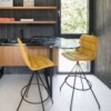 Taburete Maarten giratorio tapizado. Mobilario moderno ideal para interiores.