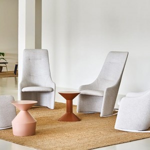 Butaca Nagi de Viccarbe. Butacas tapizadas modernas ideal para interiores.