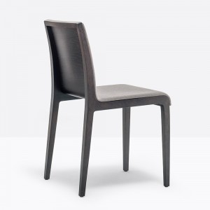 Silla Young 423/424 de Pedrali. Sillas de diseño. Sillas modernas tapizadas.