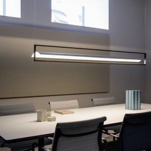 Lámpara suspensión Kontorno aluminio de Vibia. Tienda online de lámparas modernas.
