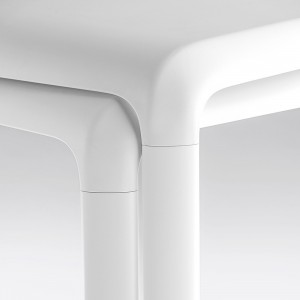 Mesa Snow de Pedrali. Mesas de diseño moderno de jardín. Mesas de exterior.