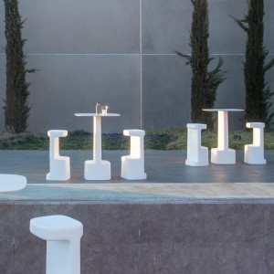 Mesa Serif de Pedrali. Mesas de diseño para exterior. Mesas altas para jardín.