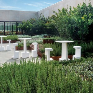 Mesa Serif de Pedrali. Mesas de diseño para exterior. Mesas altas para jardín.