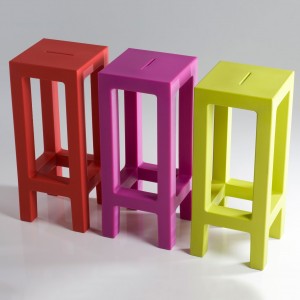 Taburete Jut de Diseño con Acabado Lacado o Mate Fabricado En Resina
