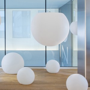 Lámpara suelo Happy Apple de Pedrali. Lámparas de diseño. Lámparas LED.