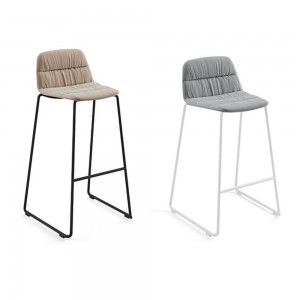 Taburete Maarten con tapizado soft. Mobilario moderno ideal para exteriores.