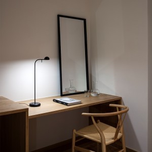 Lámpara de sobremesa pin de Vibia. Iluminación moderna ideal para salones.