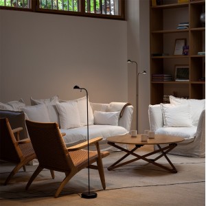 Lámpara de pie pin de Vibia. Iluminación moderna para ambientes interiores.