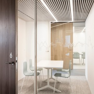 Silla Aava polipropileno patas Arper. Diseño moderno para interiores.