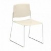 Silla moderna base patín de polipropileno Ema de Enea. Sillas de diseño.