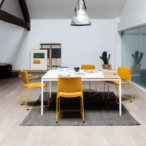 Silla moderna patín Ema de Enea. Silla tapizada en variedad de colores.