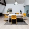 Silla moderna patín Ema de Enea. Silla tapizada en variedad de colores.
