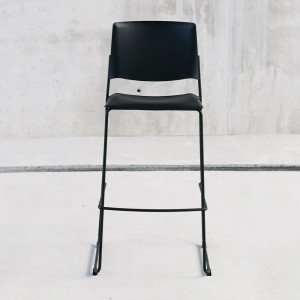 Taburete moderno de diseño Ema de Enea. Taburete tapizado en tela.