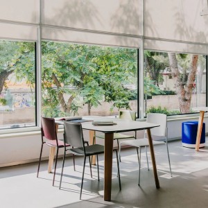 Silla moderna con respaldo abierto Ema de Enea. Silla original de diseño.