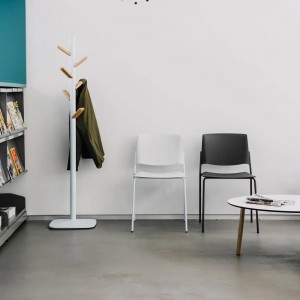 Silla moderna con respaldo abierto Ema de Enea. Silla original de diseño.