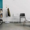 Silla moderna con respaldo abierto Ema de Enea. Silla original de diseño.