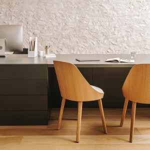 Silla moderna Kaiak 4L Enea. Diseño moderno ideal para ambientes interiores.