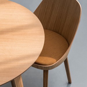 Silla moderna Kaiak 4L Enea. Diseño moderno ideal para ambientes interiores.