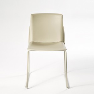 Silla moderna base patín de polipropileno Ema de Enea. Sillas de diseño.