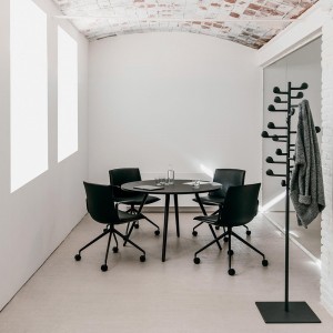 Silla Catifa Up con ruedas de Arper. Mobiliario para contract de diseño.