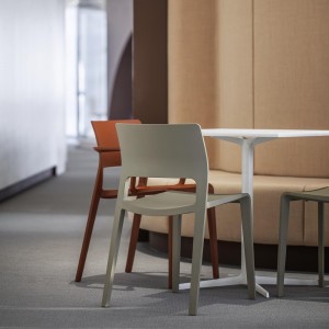 Silla Juno de Arper. Sillas para exteriores en polipropileno.