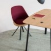 Silla moderna Kaiak Spin Enea. Diseño moderno en acero lacado tapizada.