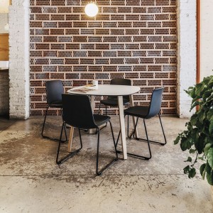 Silla Lottus patín tapizado Enea. Mobiliario de diseño para interiores.