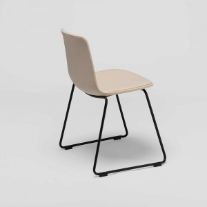 Silla Lottus patín tapizado Enea. Mobiliario de diseño para interiores.