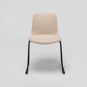 Silla Lottus patín tapizado Enea. Mobiliario de diseño para interiores.