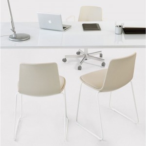 Silla Lottus patín tapizado Enea. Mobiliario de diseño para interiores.