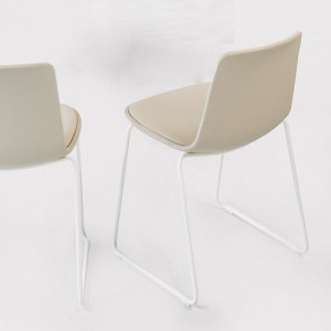 Silla Lottus patín tapizado Enea. Mobiliario de diseño para interiores.