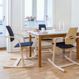 Mecedora Actulum balans de Variér. Sillas ergonómicas para oficinas modernas.