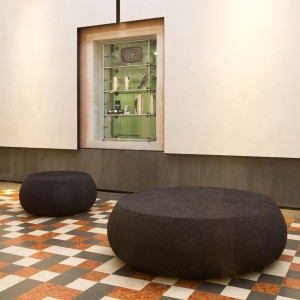 Puff Pix de Arper. Muebles modernos de diseño. Puff para salón tapizado.