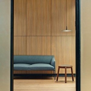 Sofá Saari metal Arper. Muebles modernos tapizados para salón.