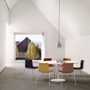 Mesa Dizzie Ovalada de Arper. Muebles para hogar y contract de diseño.