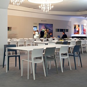 Mesa Nuur rectangular Arper. Mesas de diseño para oficinas y hogar.