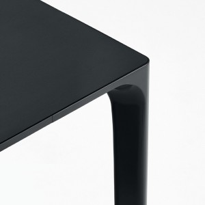 Mesa Nuur rectangular Arper. Mesas de diseño para oficinas y hogar.