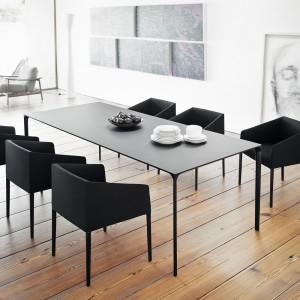 Mesa Nuur rectangular Arper. Mesas de diseño para oficinas y hogar.