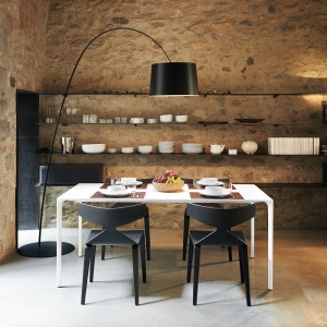 Mesa Nuur rectangular Arper. Mesas de diseño para oficinas y hogar.